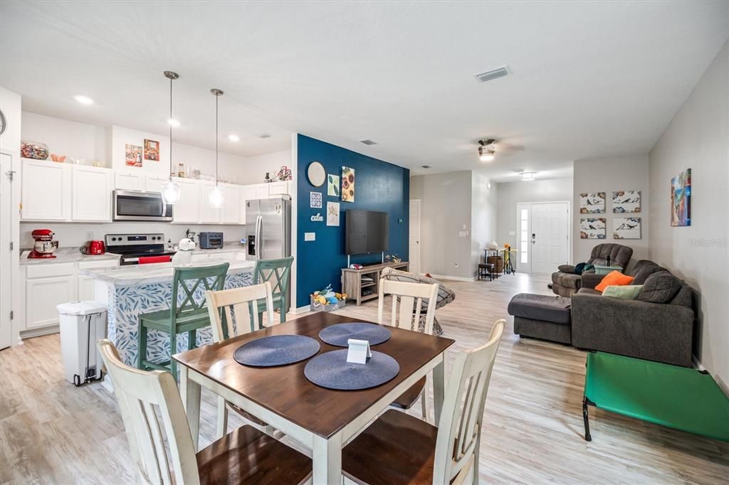 На продажу: $299,900 (3 спален, 2 ванн, 1736 Квадратных фут)