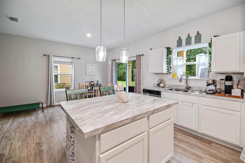 На продажу: $299,900 (3 спален, 2 ванн, 1736 Квадратных фут)