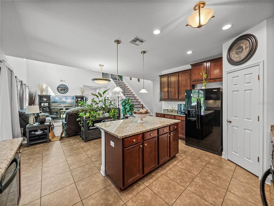 На продажу: $650,000 (4 спален, 3 ванн, 3325 Квадратных фут)