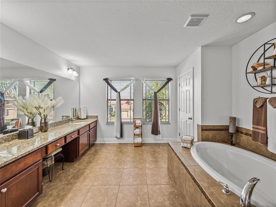 На продажу: $650,000 (4 спален, 3 ванн, 3325 Квадратных фут)