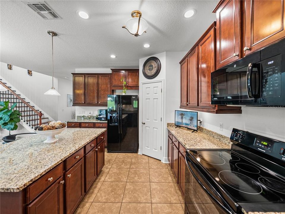 На продажу: $650,000 (4 спален, 3 ванн, 3325 Квадратных фут)