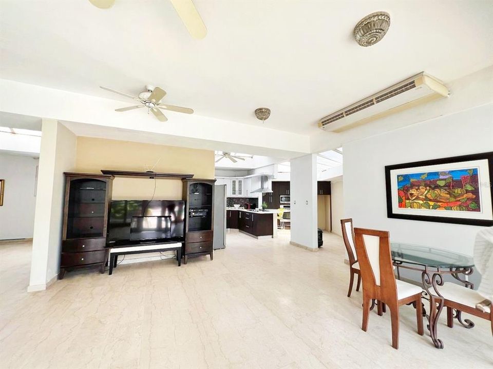 En Venta: $1,175,000 (5 camas, 5 baños, 4970 Pies cuadrados)