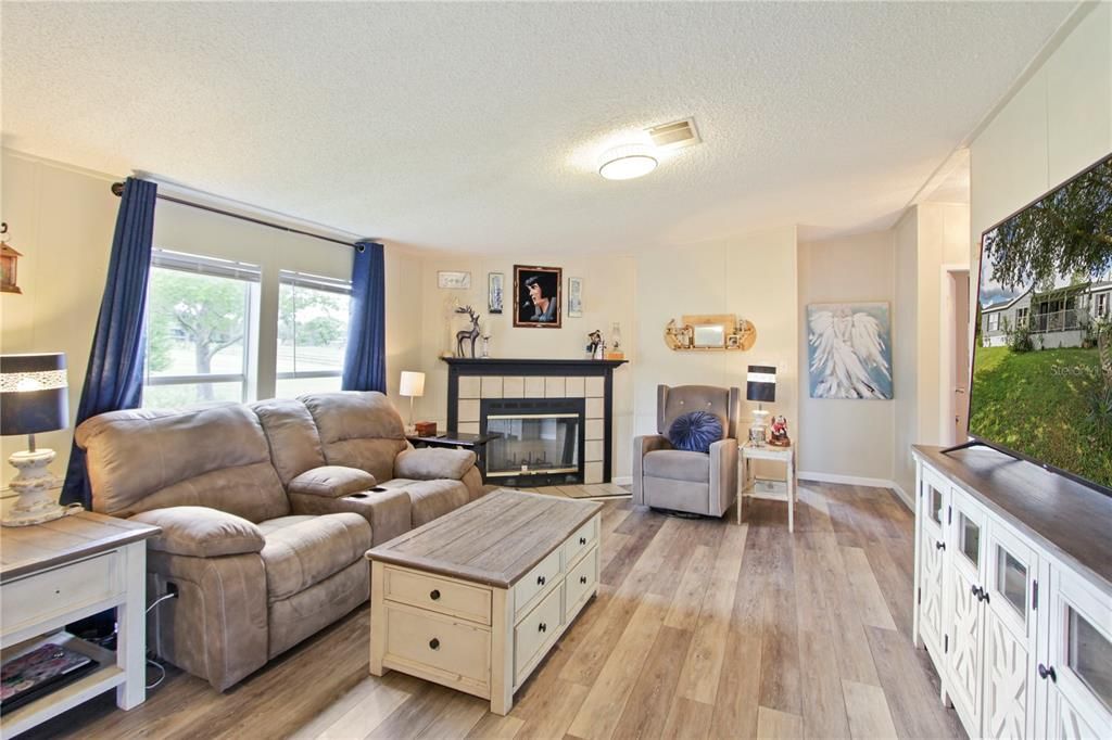 Active With Contract: $438,000 (4 beds, 2 baths, 1782 Square Feet)