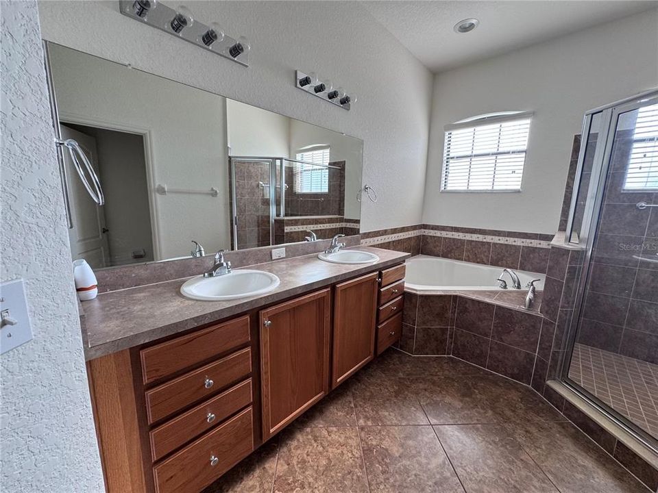 Active With Contract: $389,900 (5 beds, 3 baths, 2901 Square Feet)