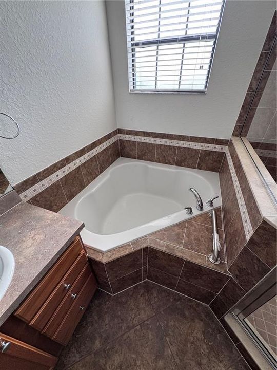 Active With Contract: $389,900 (5 beds, 3 baths, 2901 Square Feet)