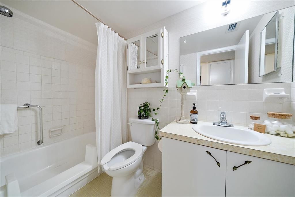 For Sale: $89,999 (1 beds, 1 baths, 825 Square Feet)