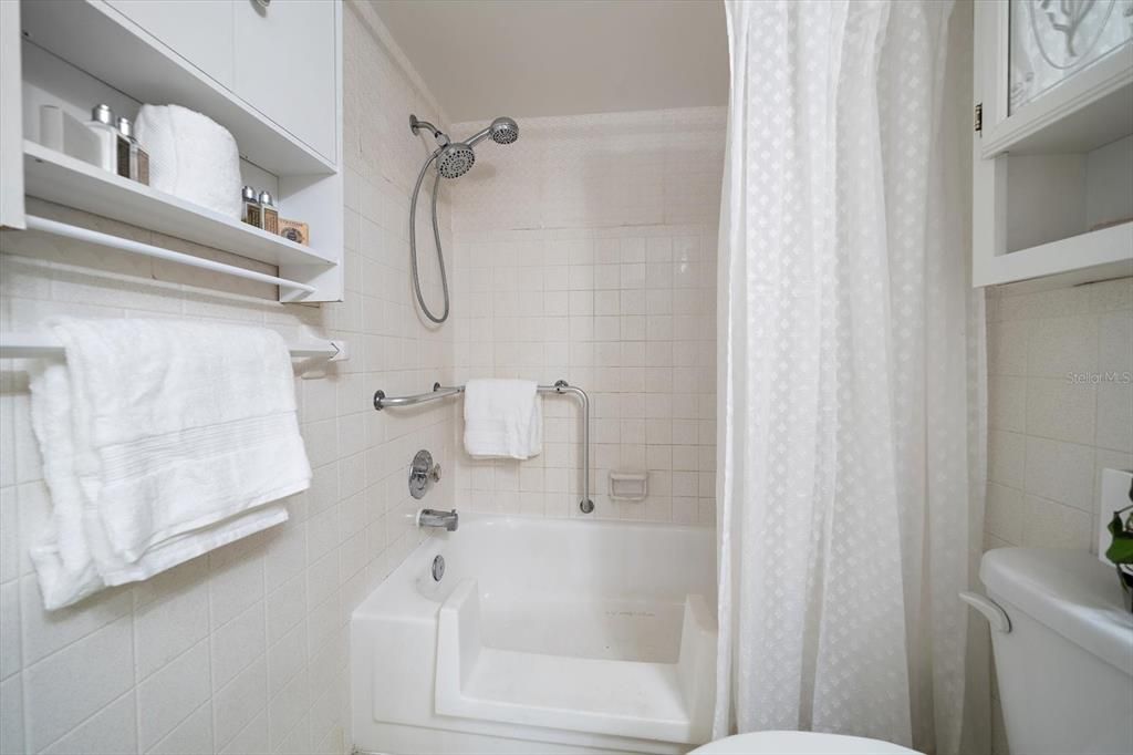 For Sale: $89,999 (1 beds, 1 baths, 825 Square Feet)