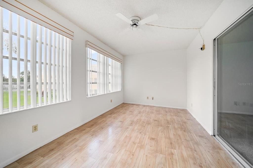 For Sale: $89,999 (1 beds, 1 baths, 825 Square Feet)