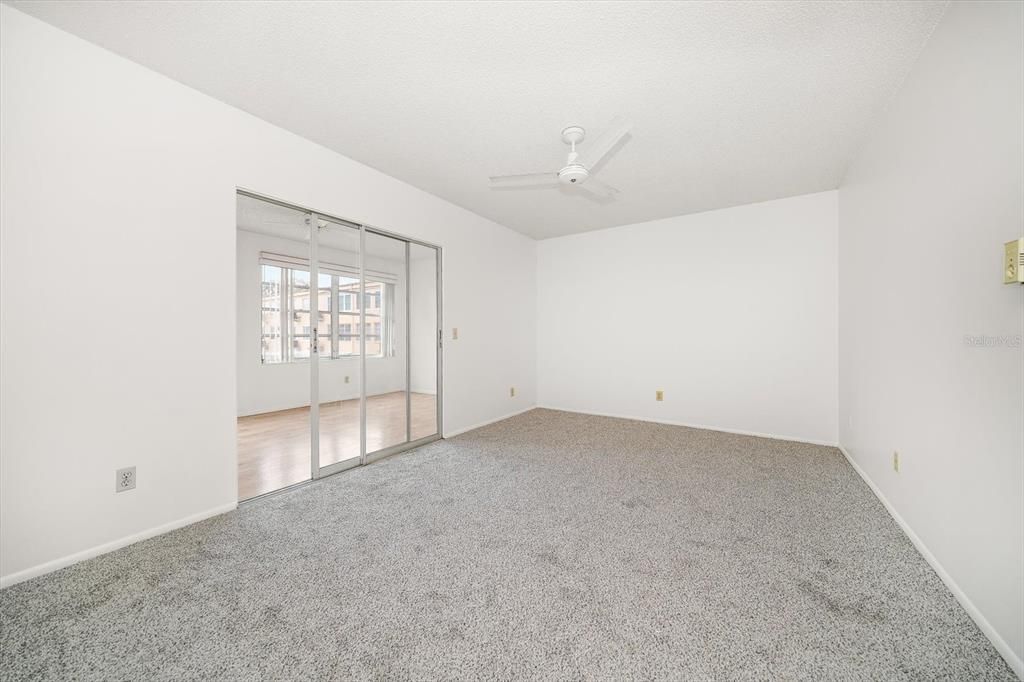 For Sale: $89,999 (1 beds, 1 baths, 825 Square Feet)