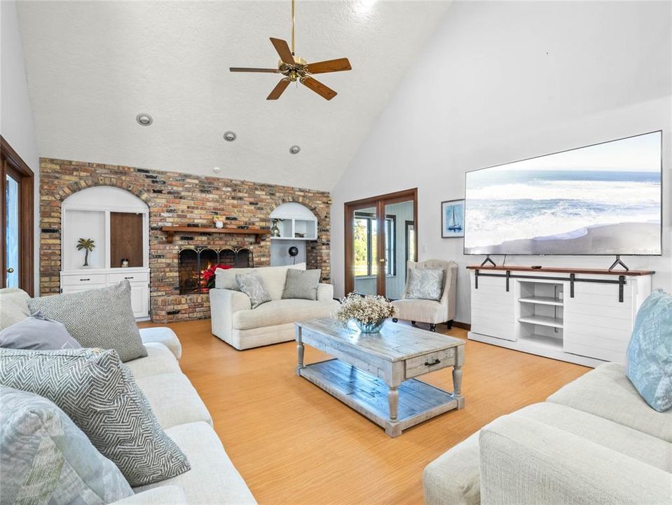 出租: $18,000 (5 贝兹, 4 浴室, 5737 平方英尺)