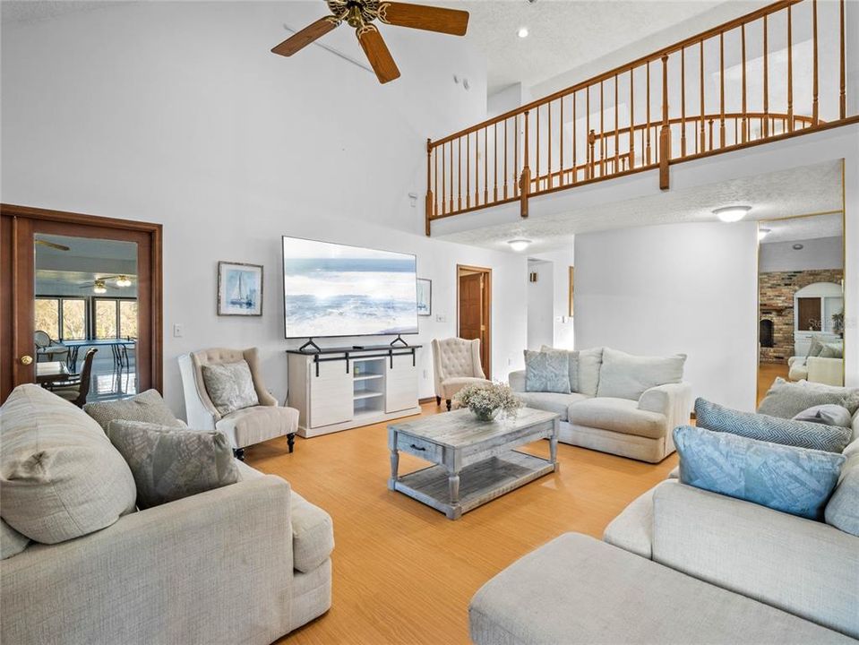 出租: $18,000 (5 贝兹, 4 浴室, 5737 平方英尺)