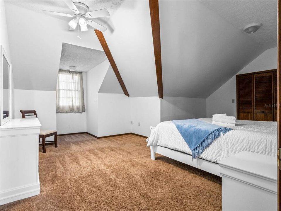 出租: $18,000 (5 贝兹, 4 浴室, 5737 平方英尺)