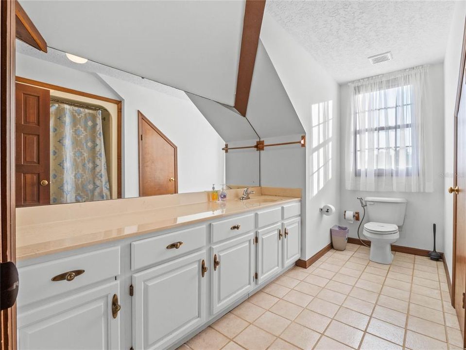 出租: $18,000 (5 贝兹, 4 浴室, 5737 平方英尺)