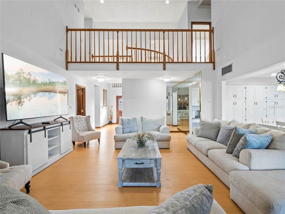 出租: $18,000 (5 贝兹, 4 浴室, 5737 平方英尺)