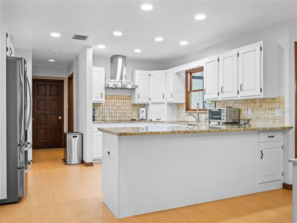 出租: $18,000 (5 贝兹, 4 浴室, 5737 平方英尺)