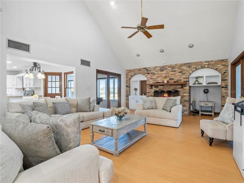 出租: $18,000 (5 贝兹, 4 浴室, 5737 平方英尺)