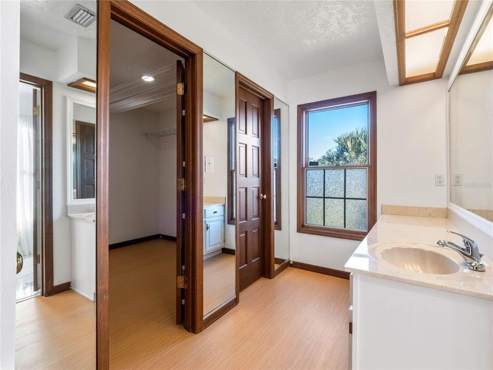 出租: $18,000 (5 贝兹, 4 浴室, 5737 平方英尺)