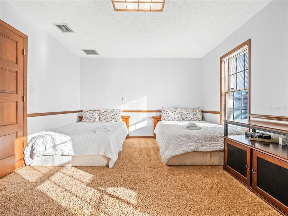 出租: $18,000 (5 贝兹, 4 浴室, 5737 平方英尺)