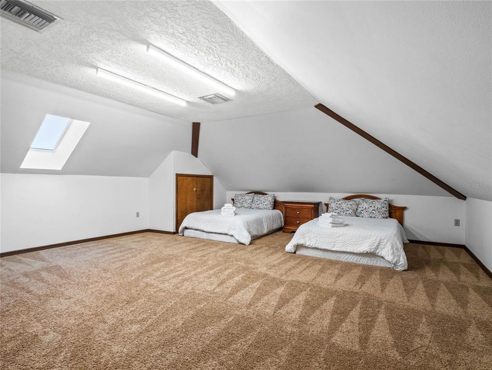 出租: $18,000 (5 贝兹, 4 浴室, 5737 平方英尺)