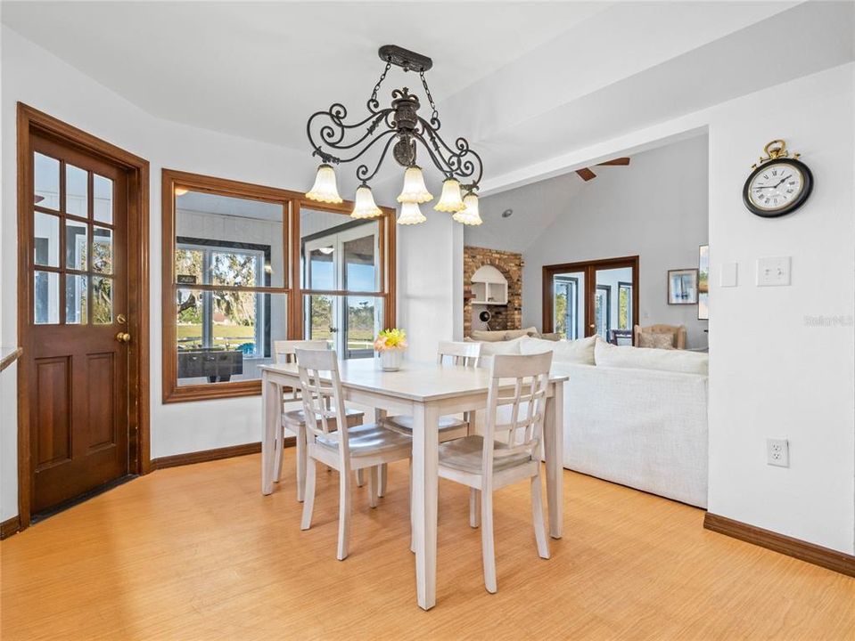 出租: $18,000 (5 贝兹, 4 浴室, 5737 平方英尺)