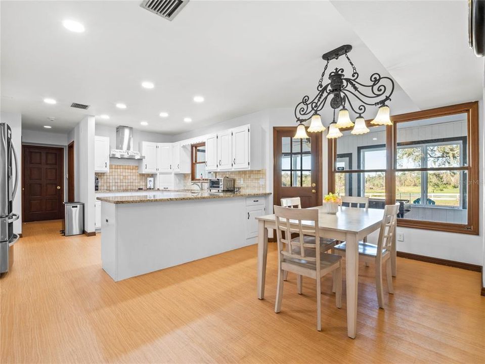 出租: $18,000 (5 贝兹, 4 浴室, 5737 平方英尺)