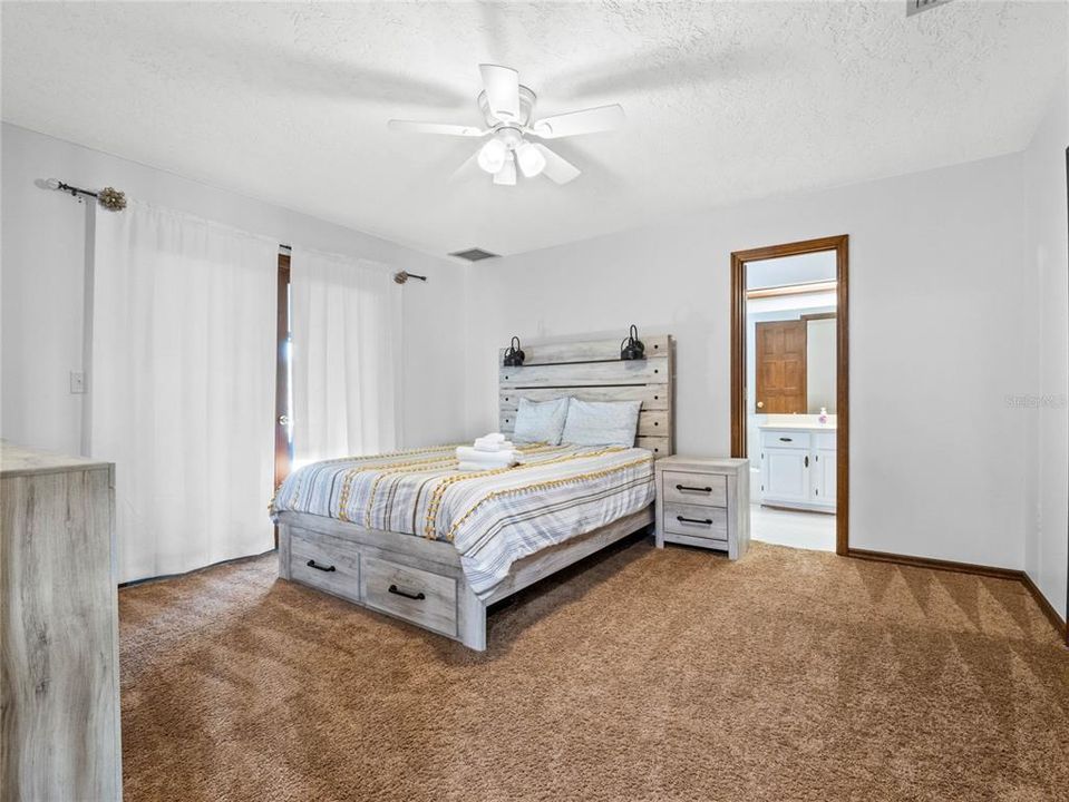 出租: $18,000 (5 贝兹, 4 浴室, 5737 平方英尺)