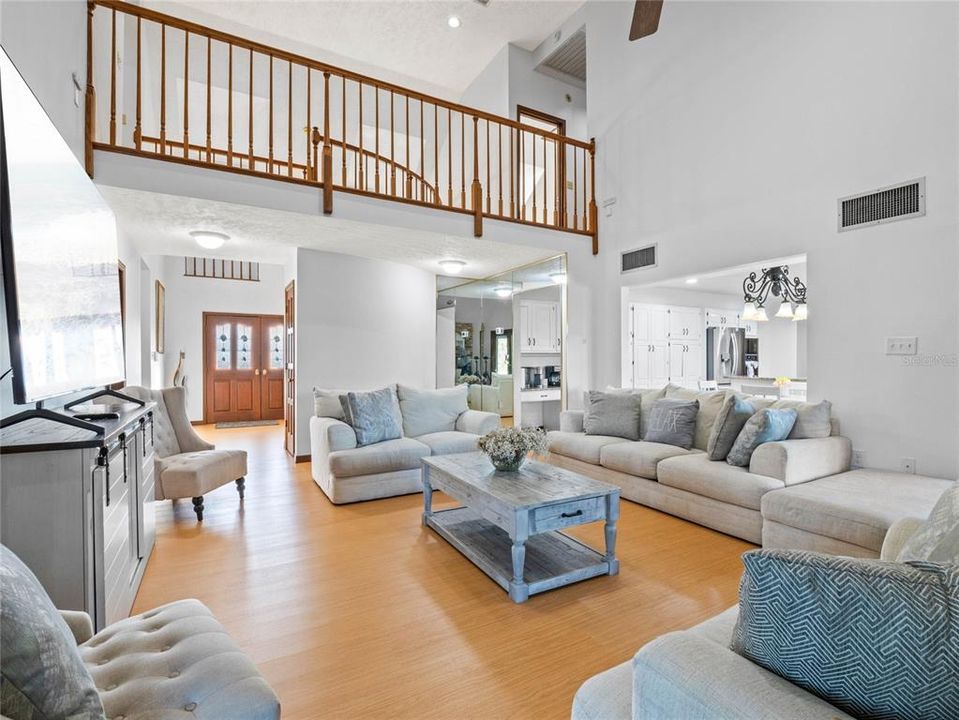 出租: $18,000 (5 贝兹, 4 浴室, 5737 平方英尺)