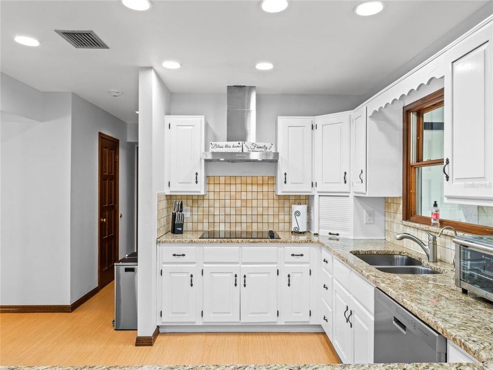 出租: $18,000 (5 贝兹, 4 浴室, 5737 平方英尺)