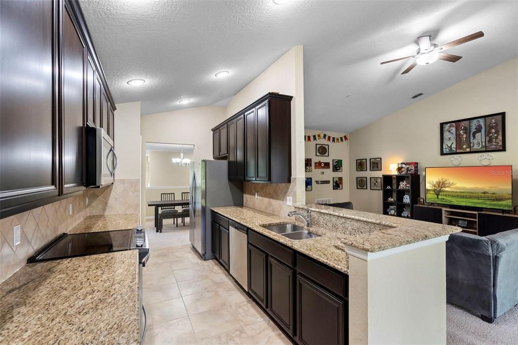 Под контрактом: $229,000 (2 спален, 2 ванн, 1826 Квадратных фут)