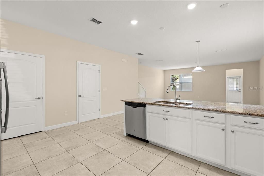 合同活跃: $2,750 (3 贝兹, 2 浴室, 2203 平方英尺)