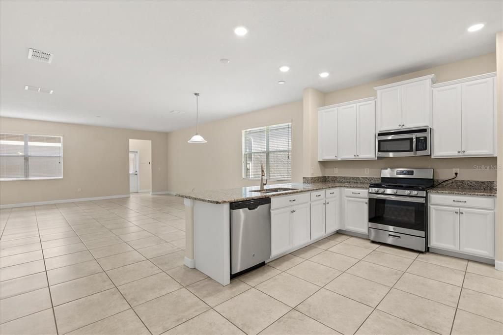 合同活跃: $2,750 (3 贝兹, 2 浴室, 2203 平方英尺)