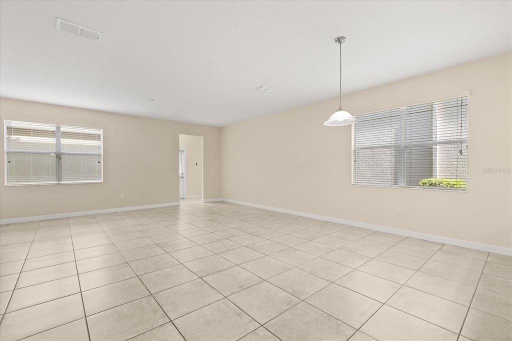 合同活跃: $2,750 (3 贝兹, 2 浴室, 2203 平方英尺)