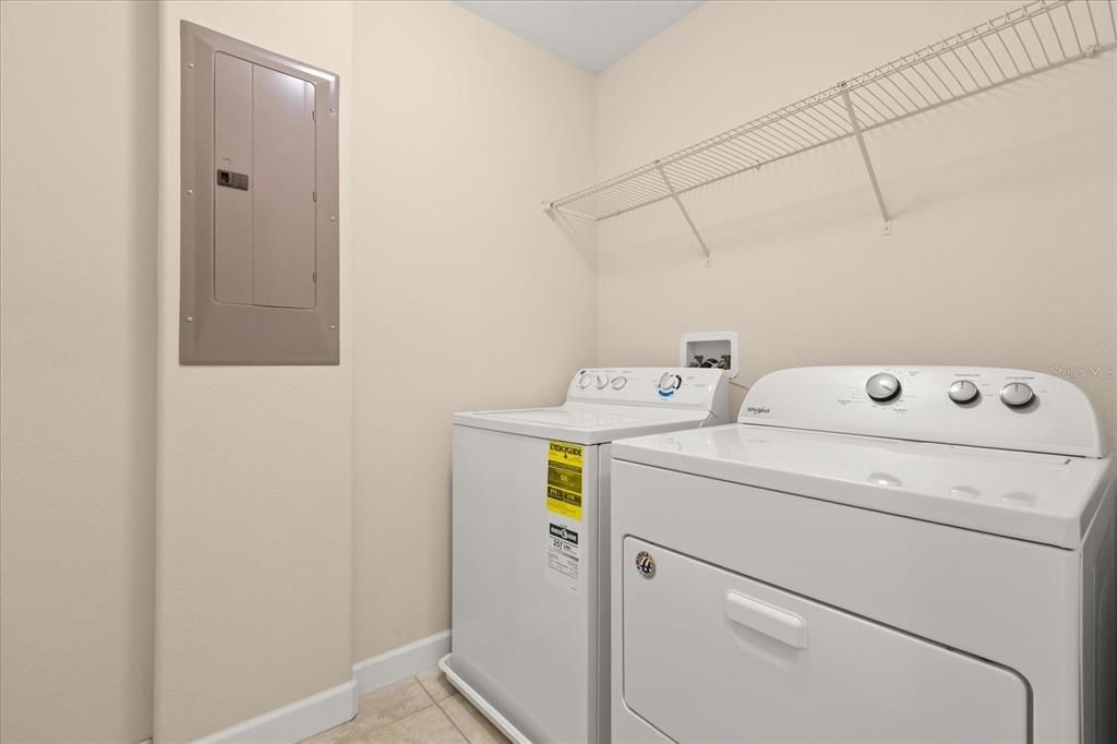 合同活跃: $2,750 (3 贝兹, 2 浴室, 2203 平方英尺)