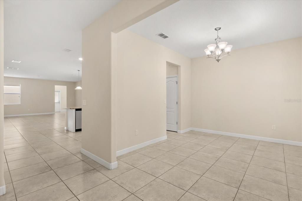 合同活跃: $2,750 (3 贝兹, 2 浴室, 2203 平方英尺)