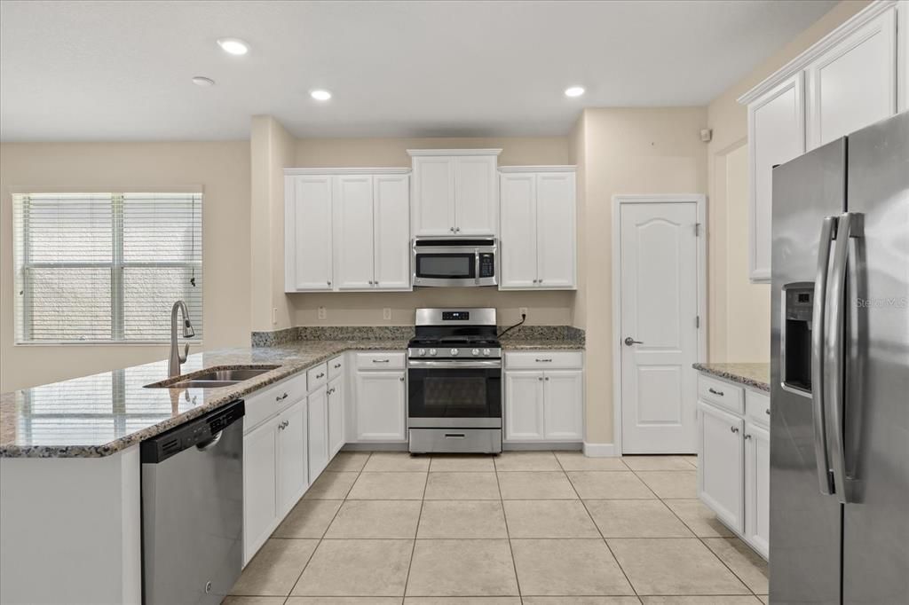 合同活跃: $2,750 (3 贝兹, 2 浴室, 2203 平方英尺)