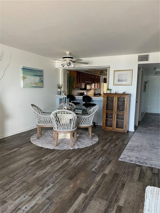 待售: $365,000 (2 贝兹, 2 浴室, 1131 平方英尺)