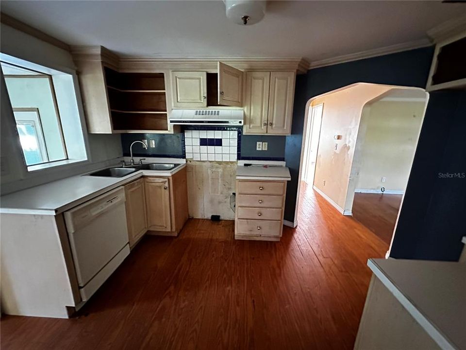 Под контрактом: $209,900 (2 спален, 1 ванн, 1201 Квадратных фут)