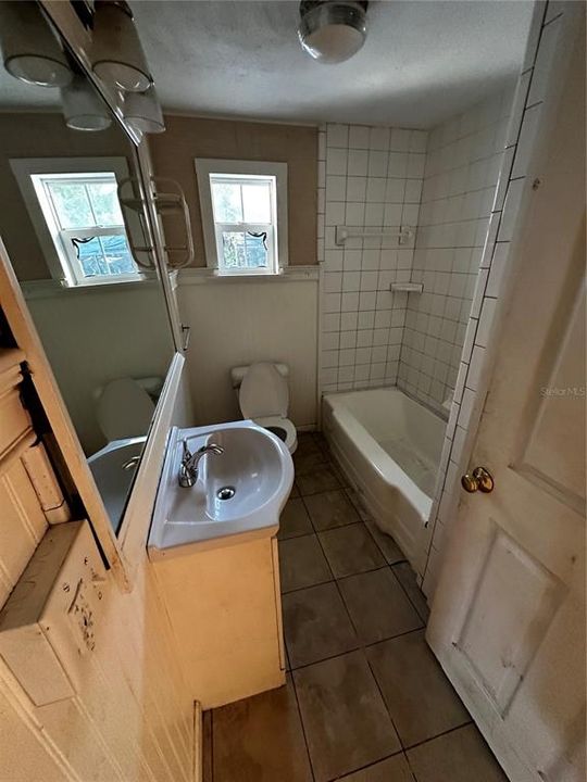 Под контрактом: $209,900 (2 спален, 1 ванн, 1201 Квадратных фут)