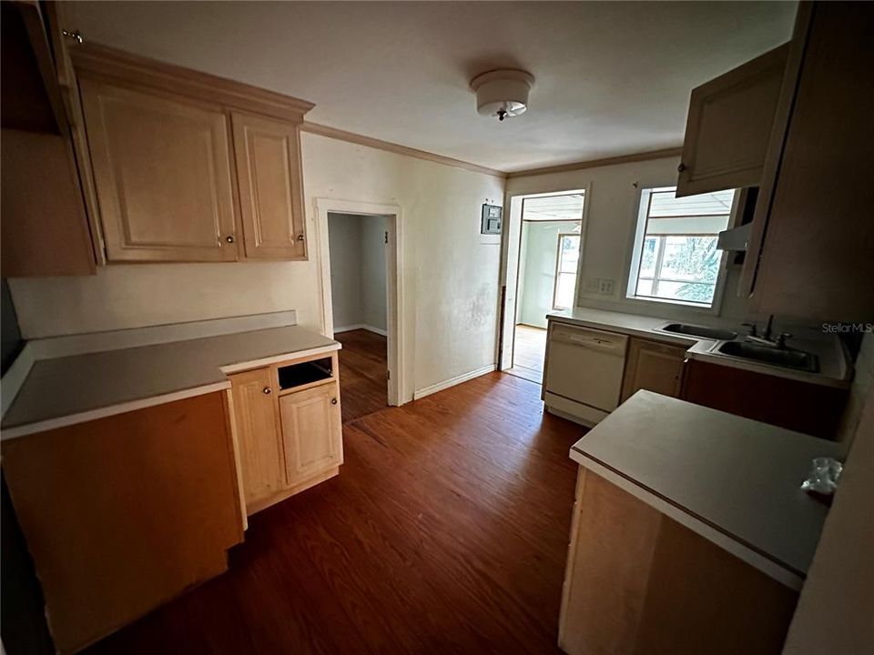 Под контрактом: $209,900 (2 спален, 1 ванн, 1201 Квадратных фут)