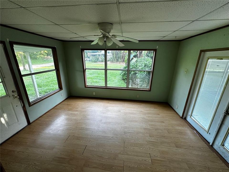 Под контрактом: $209,900 (2 спален, 1 ванн, 1201 Квадратных фут)