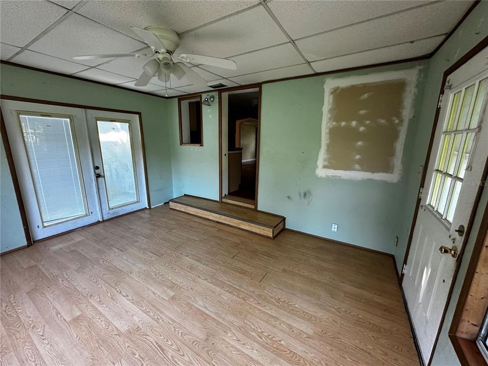 Под контрактом: $209,900 (2 спален, 1 ванн, 1201 Квадратных фут)