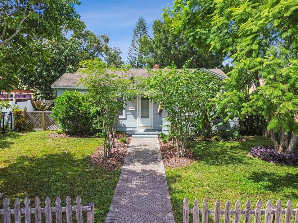 Recently Sold: $315,000 (2 beds, 1 baths, 952 Square Feet)