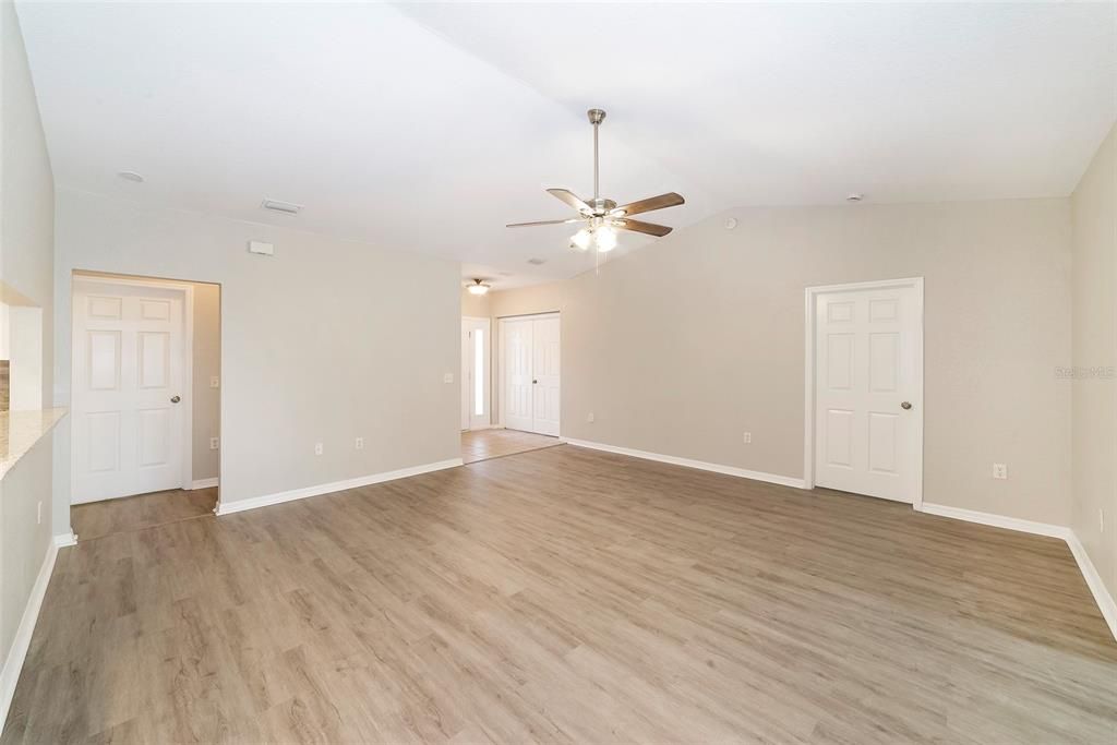 Active With Contract: $249,900 (3 beds, 2 baths, 1627 Square Feet)