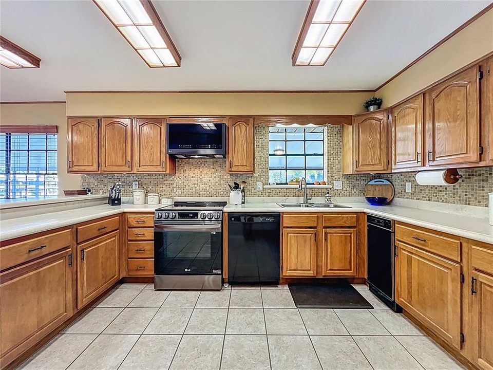 待售: $389,000 (4 贝兹, 2 浴室, 2856 平方英尺)