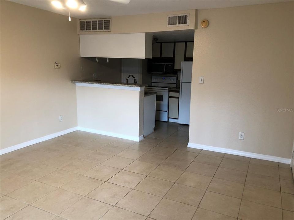 合同活跃: $105,000 (1 贝兹, 1 浴室, 525 平方英尺)