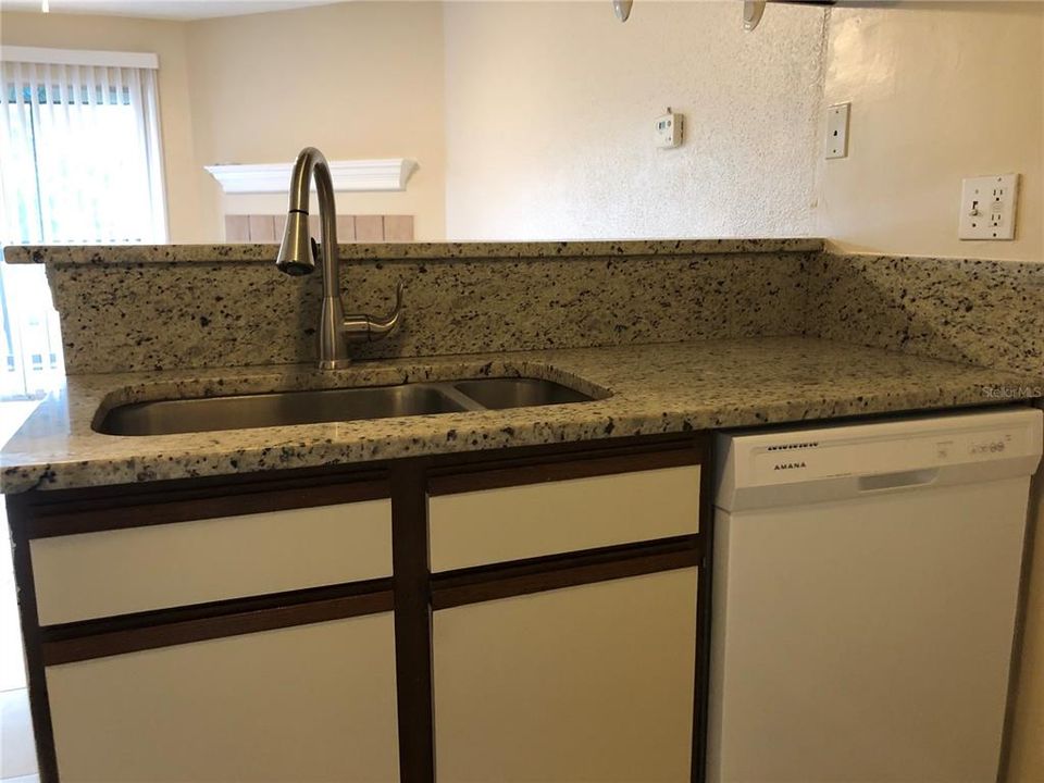 合同活跃: $105,000 (1 贝兹, 1 浴室, 525 平方英尺)