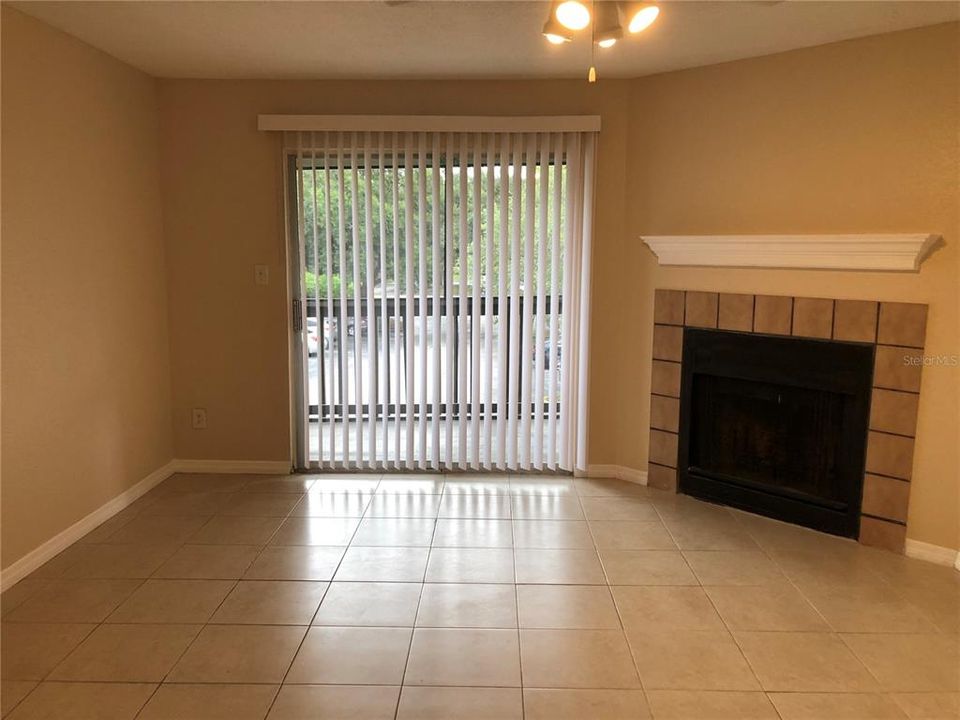 合同活跃: $105,000 (1 贝兹, 1 浴室, 525 平方英尺)