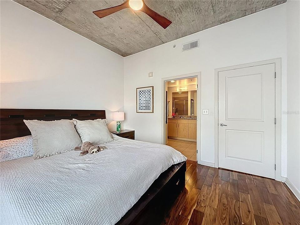 For Sale: $389,000 (2 beds, 2 baths, 1261 Square Feet)