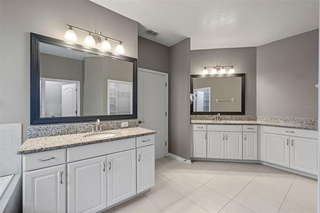 Activo con contrato: $579,900 (4 camas, 3 baños, 3384 Pies cuadrados)