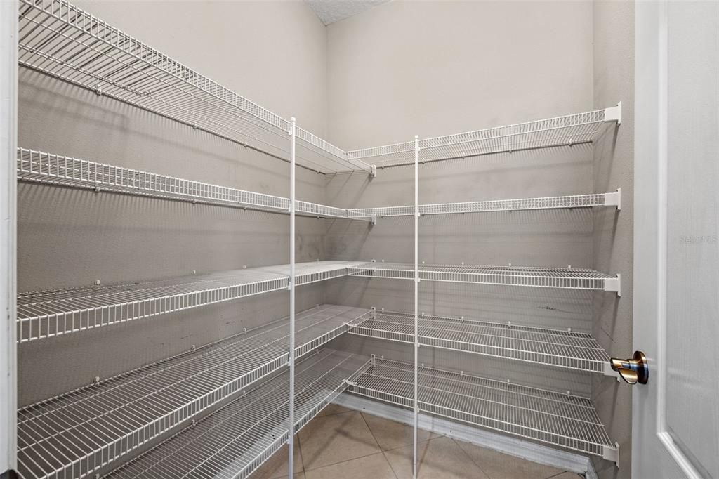 Activo con contrato: $579,900 (4 camas, 3 baños, 3384 Pies cuadrados)